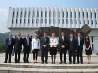 Prof. Harriet Wallberg-Henriksson (5th from right), President of KI and two KI’s representatives visited CUHK on 4 October 2012. During the visit, the KI delegation were received by Prof. Joseph Sung (5th from left), Vice-Chancellor and President; Prof. Jack Cheng (3rd from left), Pro-Vice-Chancellor; Prof. FOK Tai Fai (2nd from left), Dean, Faculty of Medicine; and other representatives from the University.